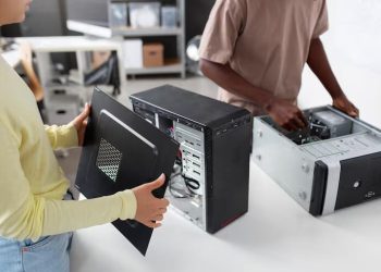 imgi_32_people-repairing-computer-chips_23-2150880959